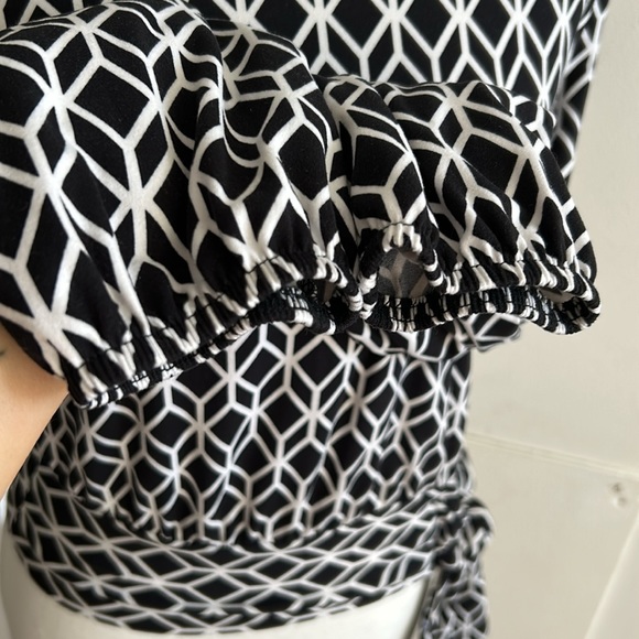 Black and white geometric crop long sleeve top - Picture 5 of 5
